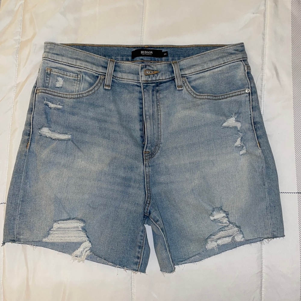 Light wash Devon Hudson Jean Shorts. Size 29